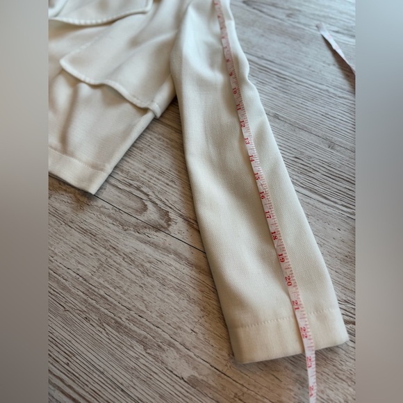 Tahari Cropped Trench Blazer Jacket White with Gold Detail button Shoulders 12P - Picture 10 of 12